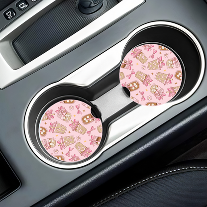 Sous-verres motif café glacé et nœuds installés dans les porte-gobelets d'une voiture.