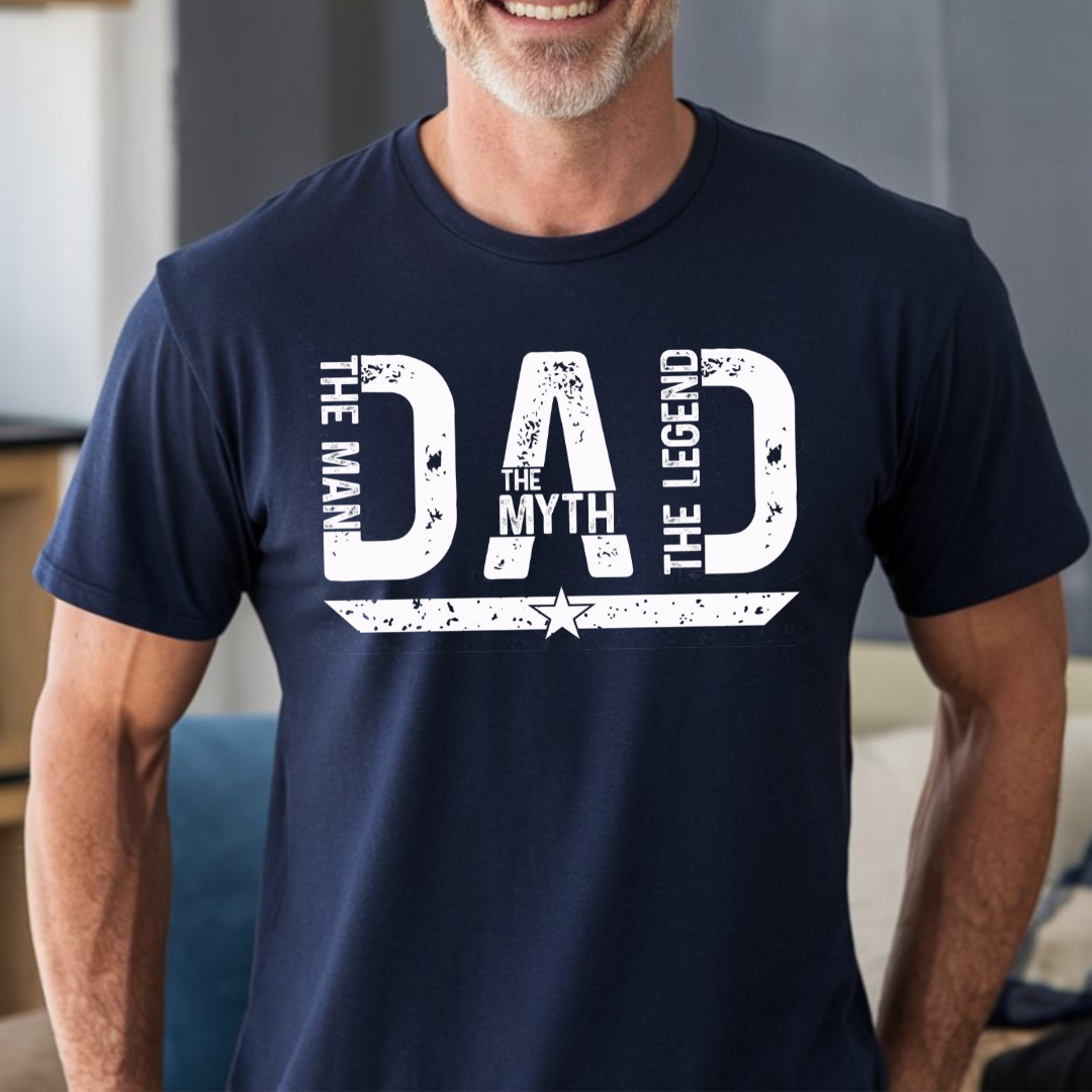 Homme portant un t-shirt noir avec l'inscription blanche "The Man, The Myth, The Legend" dans un style typographique vintage.
