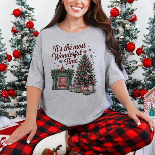 T-shirt de couleur gris athlétique avec Illustration festive d’un sapin décoré et d’une cheminée illuminée, ambiance vintage et chaleureuse pour Noël.