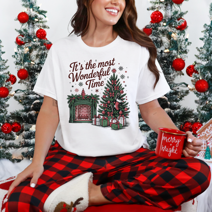 T-shirt de couleur blanc avec Illustration festive d’un sapin décoré et d’une cheminée illuminée, ambiance vintage et chaleureuse pour Noël.