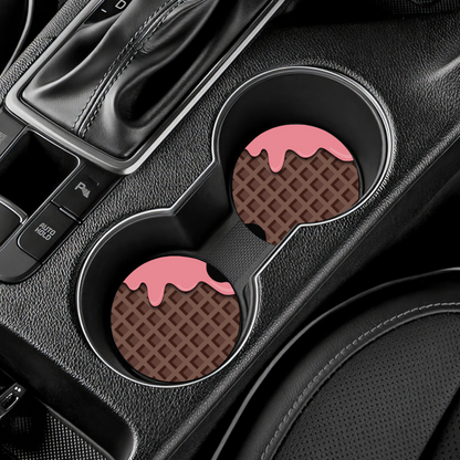 Sous-verre de voiture motif crème glacée tenu en main pour montrer la taille réelle.