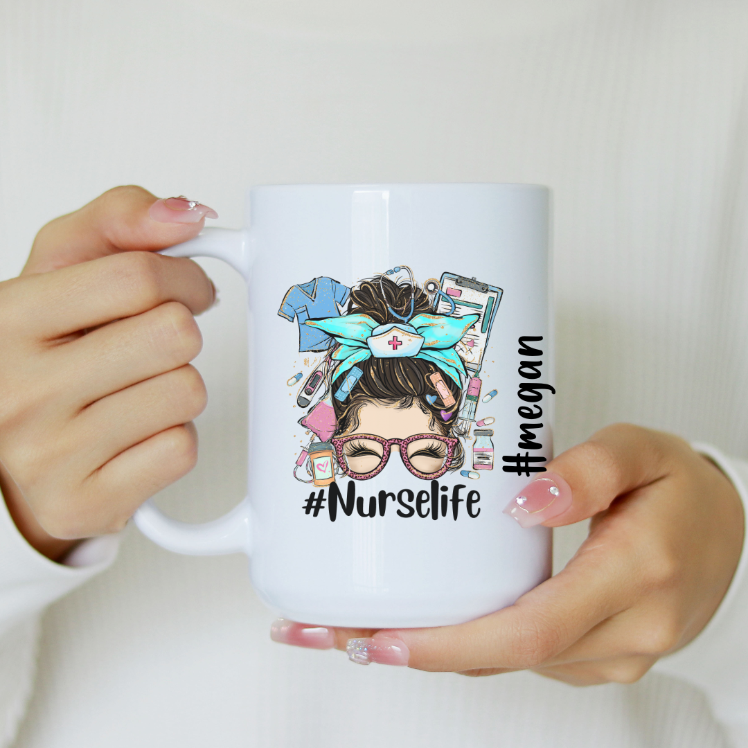 Tasse blanche 15 oz pour infirmière avec options de design personnalisables : une version avec fleurs colorées et une version avec l'inscription #Nurselife et accessoires médicaux.