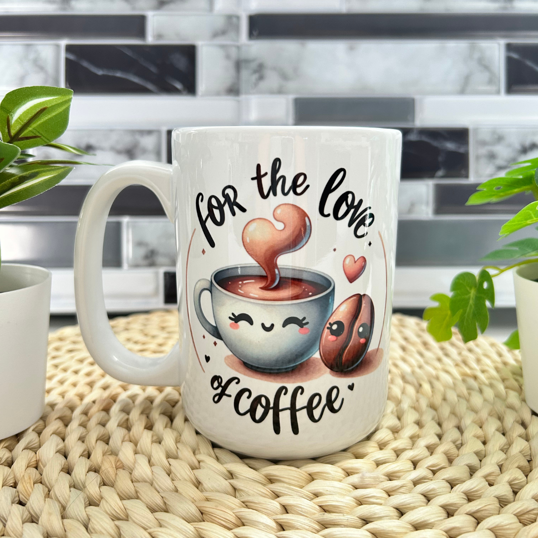 Tasse en céramique blanche de 15 oz avec un design kawaii comprenant un grain de café et une tasse souriante, des petits cœurs et l'inscription "For the love of coffee" .