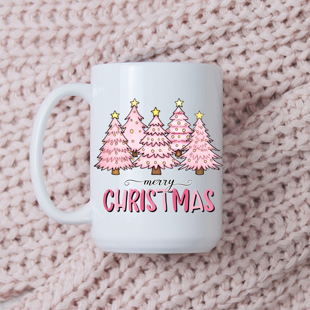 Tasse blanche 15 oz décorée de sapins de Noël roses de différentes formes et motifs, avec de petits flocons et un style festif moderne.