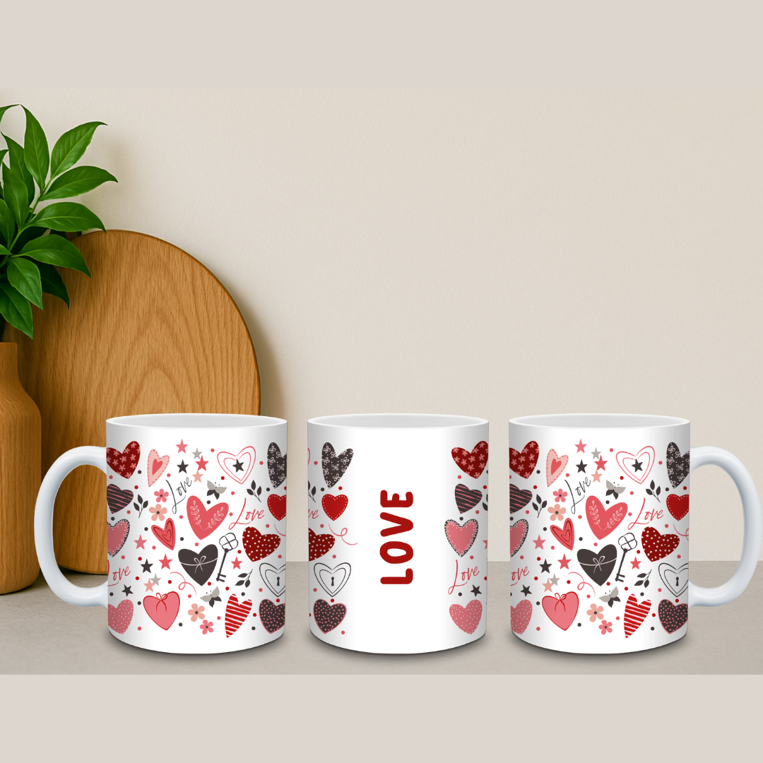 Tasse en céramique blanche de 15 oz avec un motif répétitif de cœurs rouges et roses, style romantique pour la Saint-Valentin sur fond épuré.