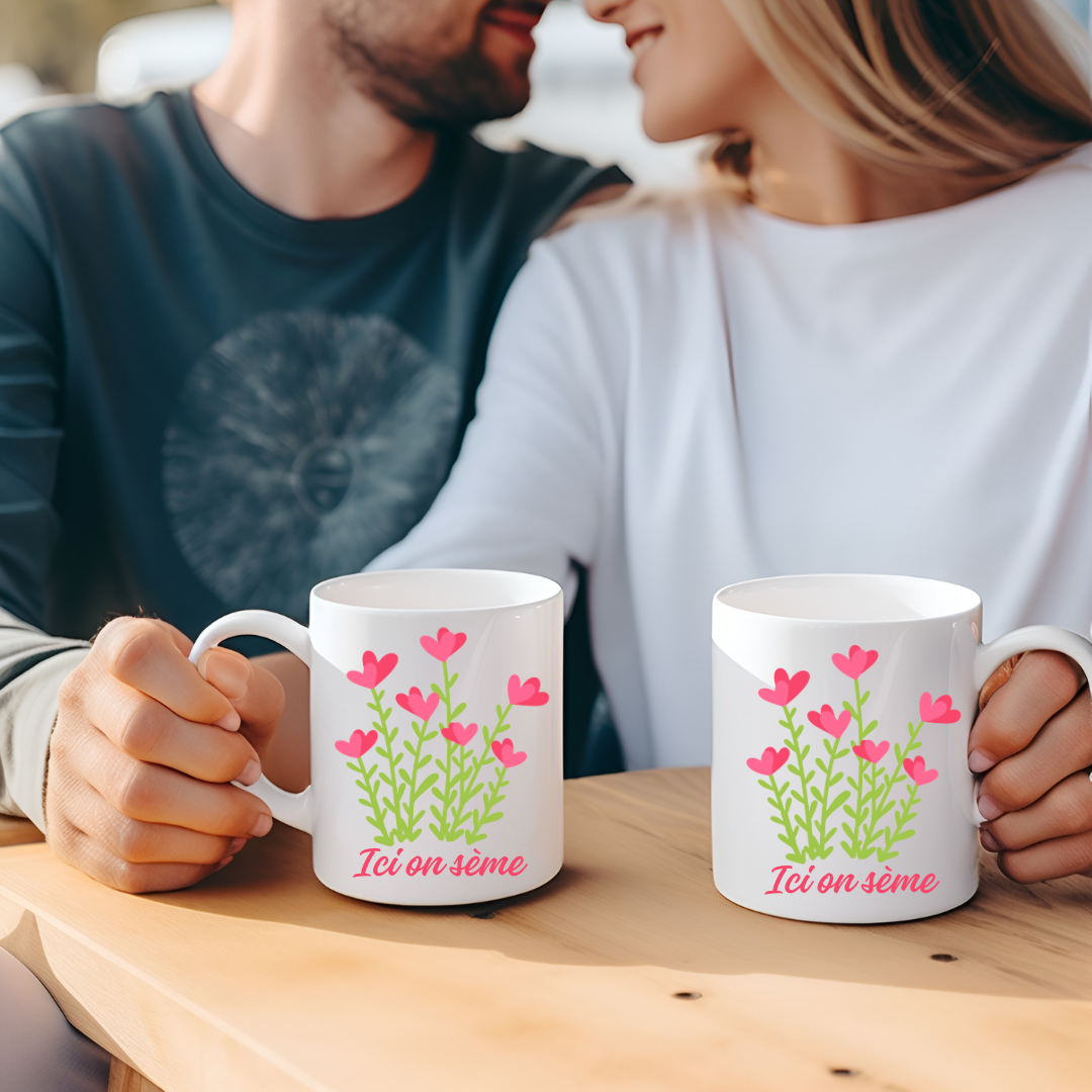 Tasse florale avec fleurs en forme de cœur et citation « Ici on sème »