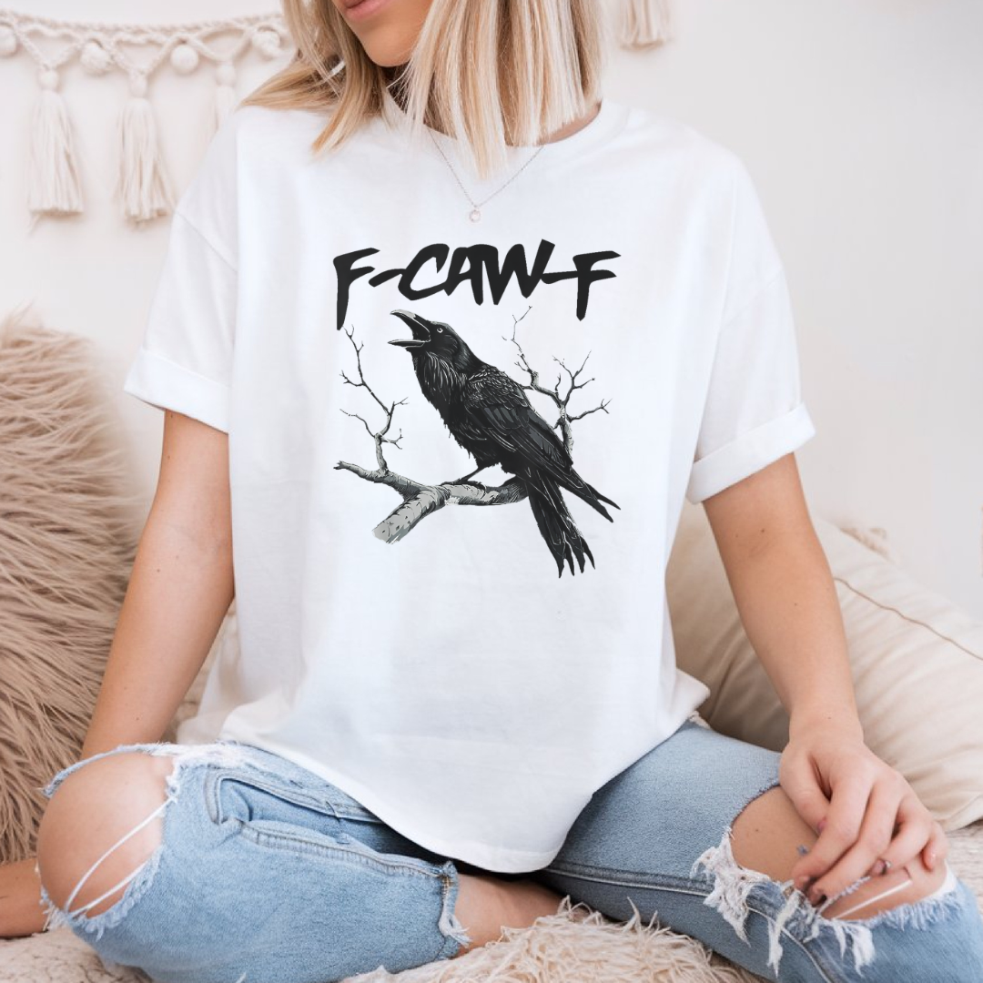 T-shirt de couleur blanc avec un imprimé de corbeau avec citation ''F-CAW-F – chandail unisexe doux et confortable– Boutik Mains    
Créatives.