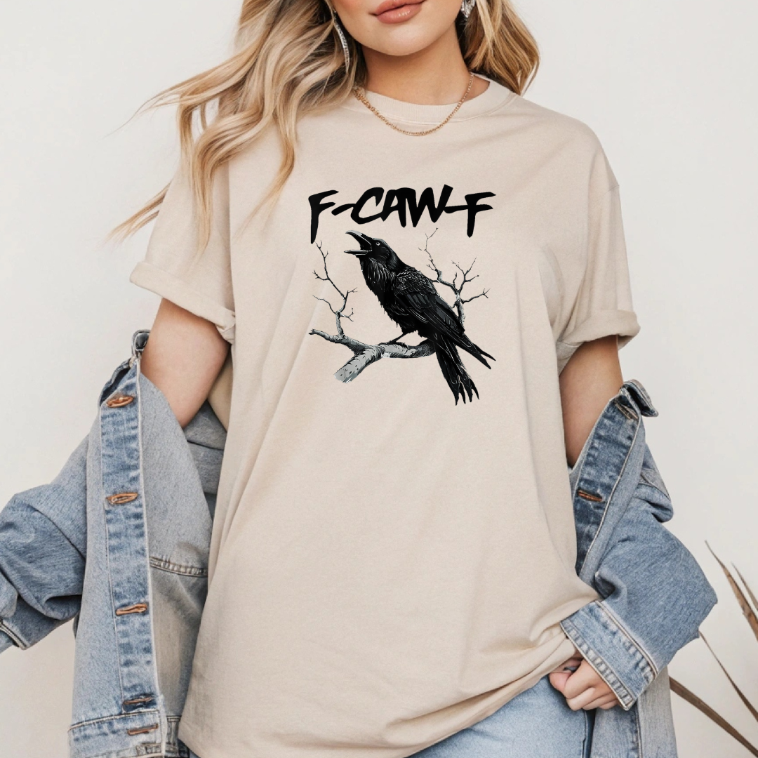 T-shirt de couleur sable avec un imprimé de corbeau avec citation ''F-CAW-F – chandail unisexe doux et confortable– Boutik Mains    
Créatives.