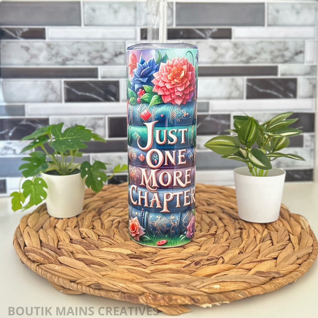 Tumbler isotherme de 20 oz avec un design de pile de livres vintage, des fleurs colorées et l'inscription Just One More Chapter.