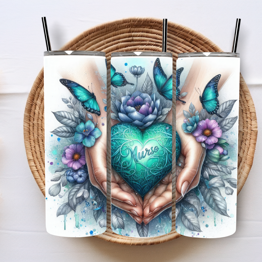 Tumbler blanc de 20 oz avec un cœur turquoise, des papillons et l'inscription Nurse.