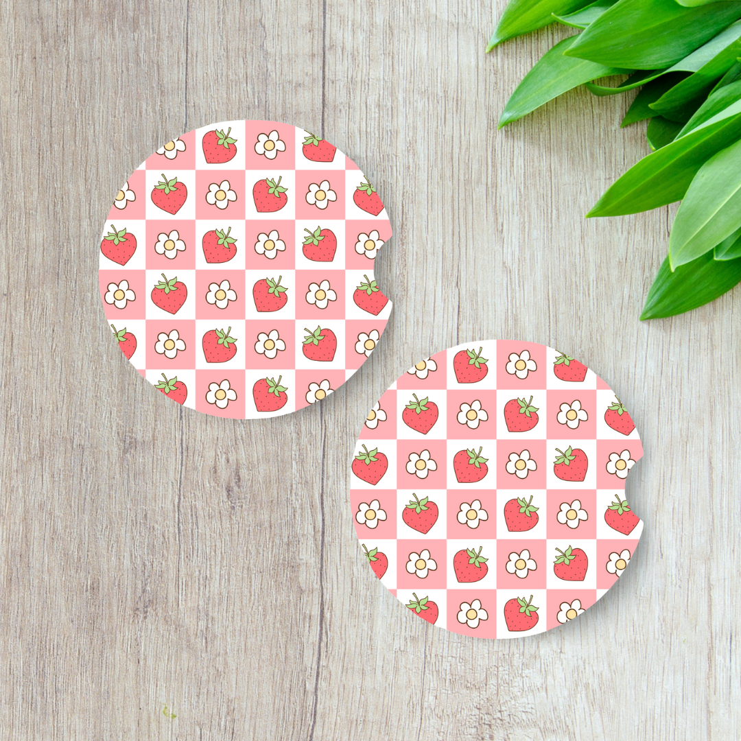 Duo de sous-verres pour voiture motif fraises et fleurs sur fond à carreaux rose style rétro kawaii.