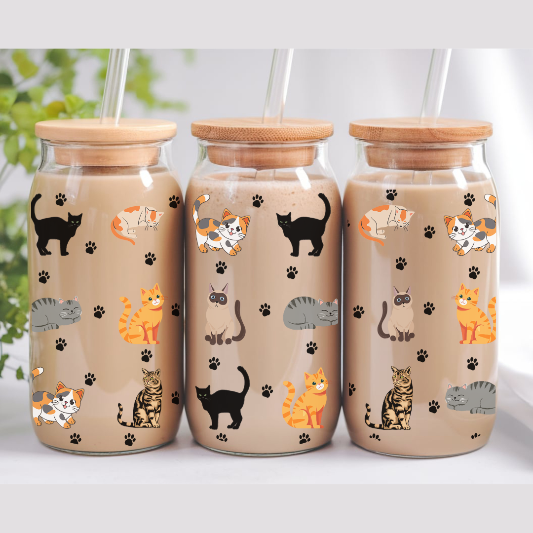 Verre transparent de 16 oz avec couvercle en bambou et paille, affichant un motif imprimé d'adorables chats.