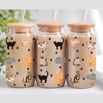 Verre transparent de 16 oz avec couvercle en bambou et paille, affichant un motif imprimé d'adorables chats.
