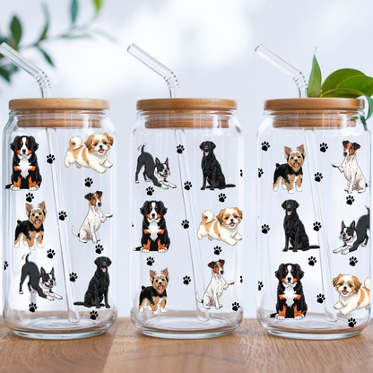 Verre transparent de 16 oz avec couvercle en bambou et paille, affichant un motif imprimé d'adorables chiens.