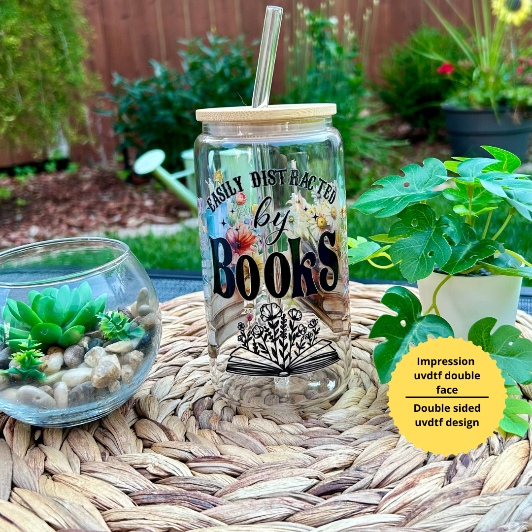Verre à café glacé 16 oz avec fleurs et inscription "Easily Distracted by Books", incluant couvercle en bambou et paille en verre