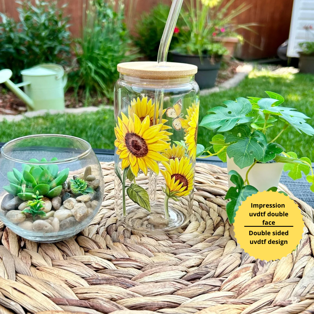 Verre à café glacé 16 oz illustré d'un bouquet de tournesols jaunes liés par un ruban, incluant un couvercle en bambou et une paille en verre.