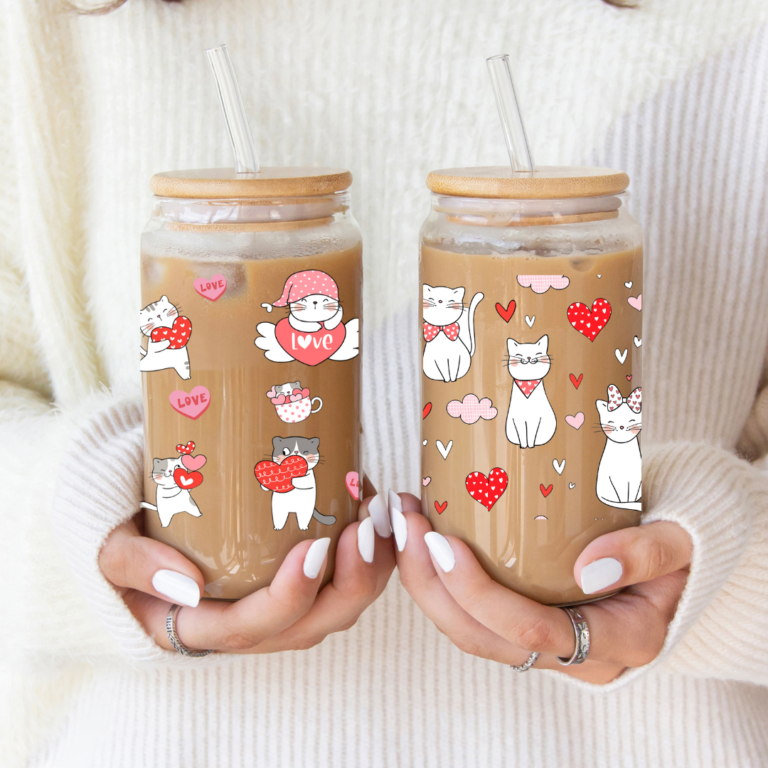 Verre à café glacé 16 oz avec motifs de chatons mignons et cœurs roses, incluant un couvercle en bambou et une paille en verre, disponible en deux modèles.