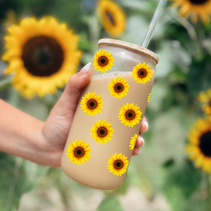 Verre à café glacé 16 oz avec motifs de grands tournesols jaunes et petits points blancs, incluant un couvercle en bambou et une paille en verre.