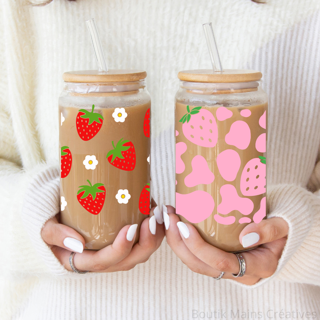 Verre à café glacé 16 oz avec motifs de fraises rouges et fleurs blanches, incluant un couvercle en bambou et une paille en verre.