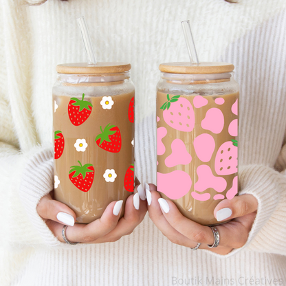 Verre à café glacé 16 oz avec motifs de fraises rouges et fleurs blanches, incluant un couvercle en bambou et une paille en verre.