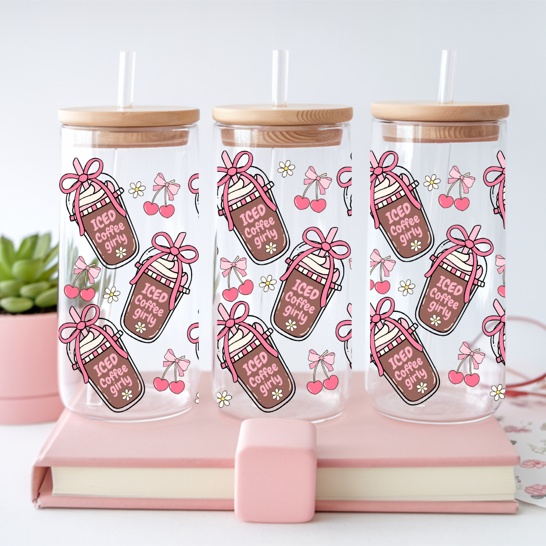 Verre à café glacé transparent de 16 oz orné de motifs glamour de tasses à café glacé et de boucles roses, avec l'inscription ''Iced Coffee Girly''
