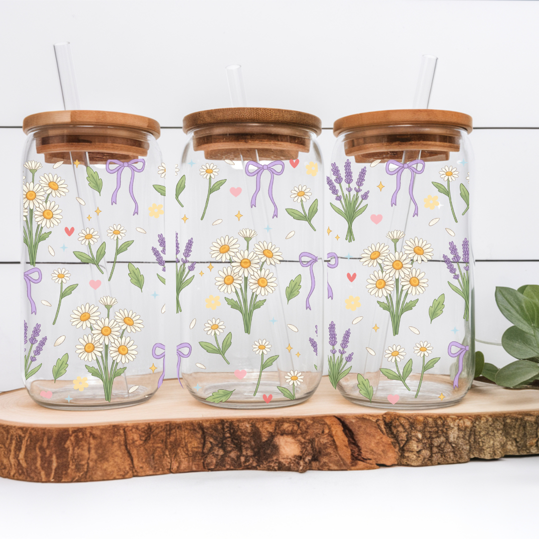 Verre à café glacé transparent de 16 oz orné de motifs de brins de lavande violets et de petites marguerites blanches, présenté avec son couvercle en bambou et sa paille en verre,