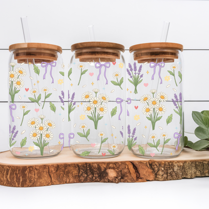 Verre à café glacé transparent de 16 oz orné de motifs de brins de lavande violets et de petites marguerites blanches, présenté avec son couvercle en bambou et sa paille en verre,