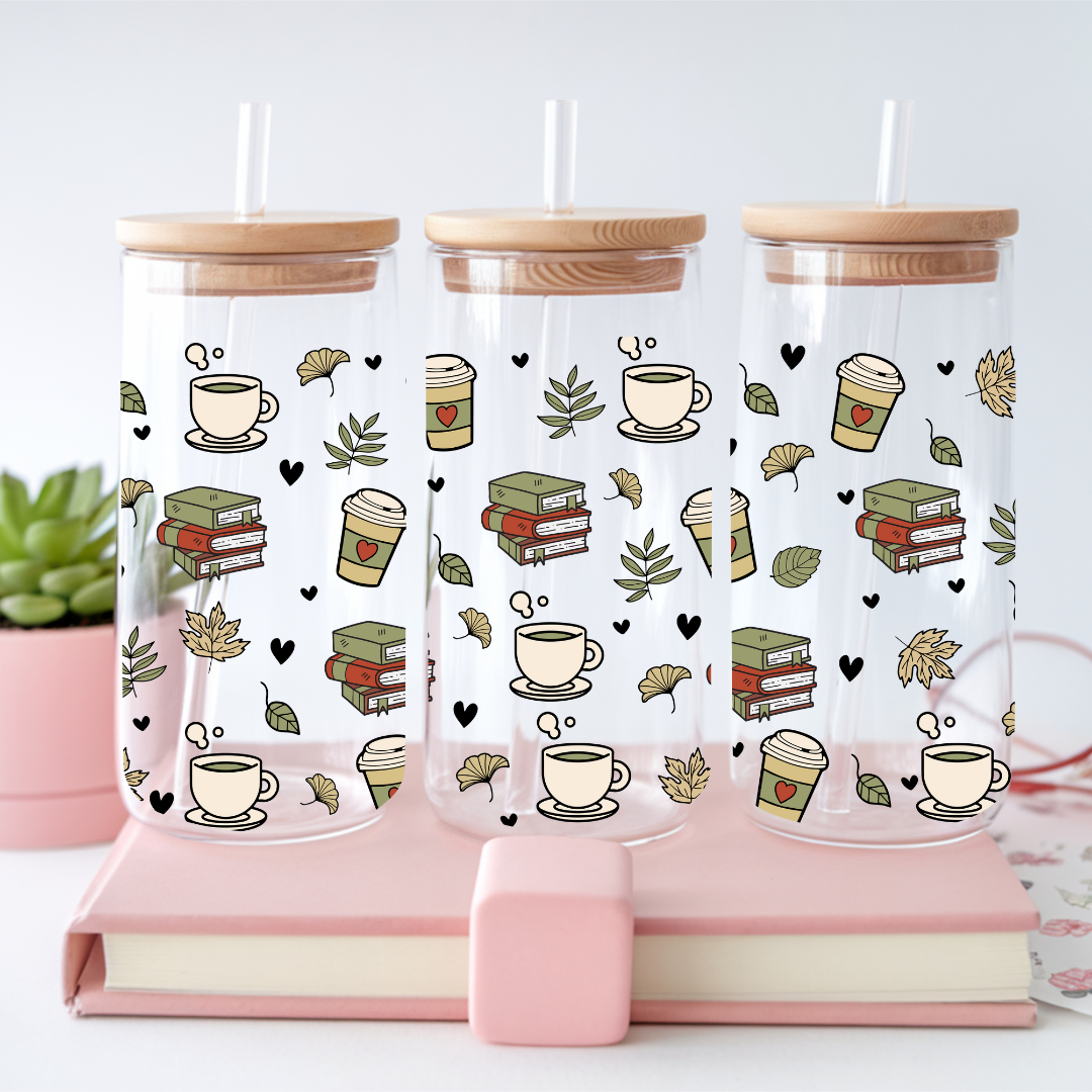 Verre à café glacé 16 oz avec illustrations de piles de livres et de tasses de café, incluant un couvercle en bambou et une paille en verre.