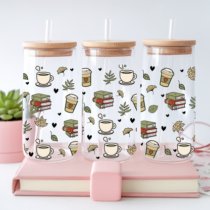 Verre à café glacé 16 oz avec illustrations de piles de livres et de tasses de café, incluant un couvercle en bambou et une paille en verre.
