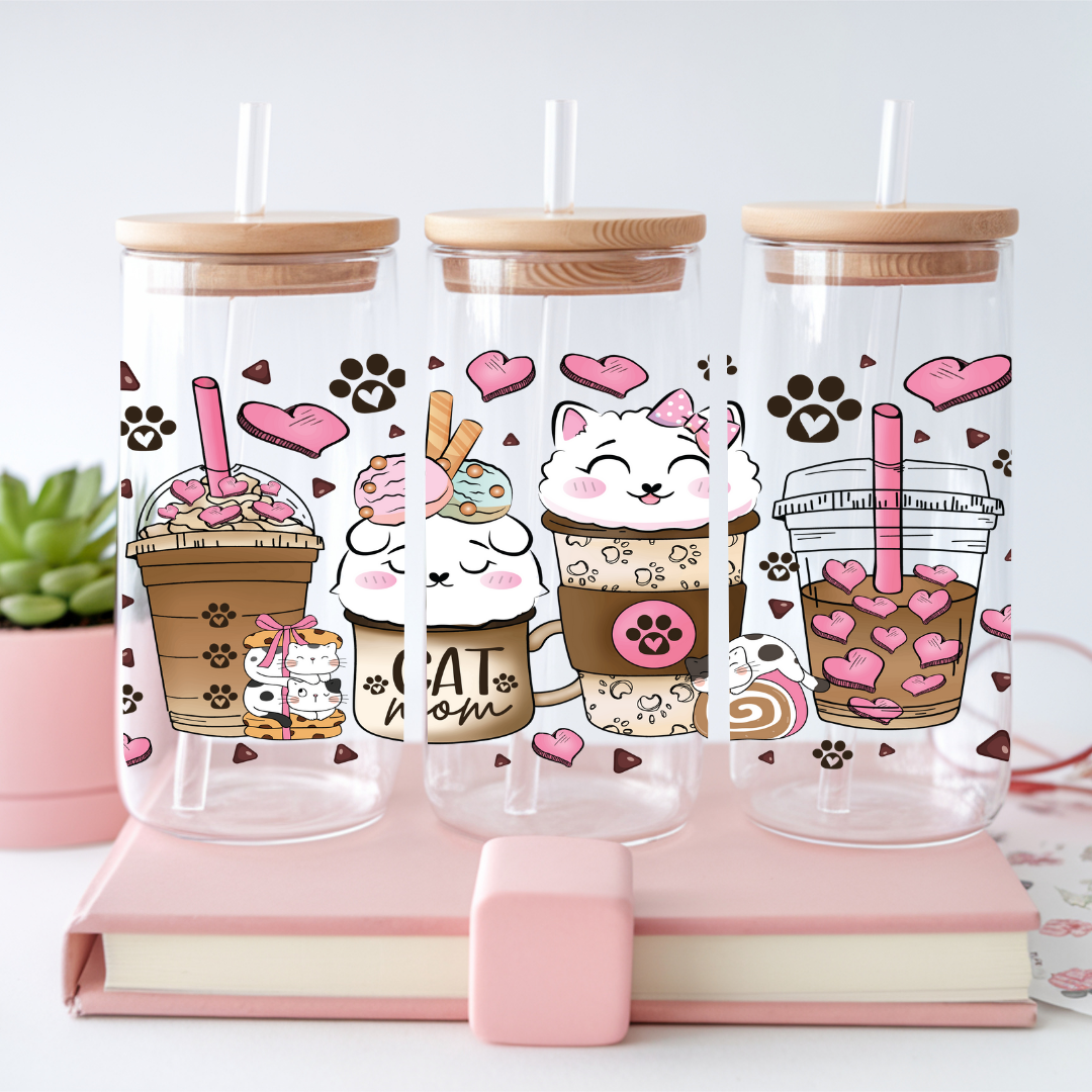 Verre à café glacé 16 oz avec motifs de chats mignons, tasses de café et fleurs, incluant un couvercle en bambou et une paille en verre.