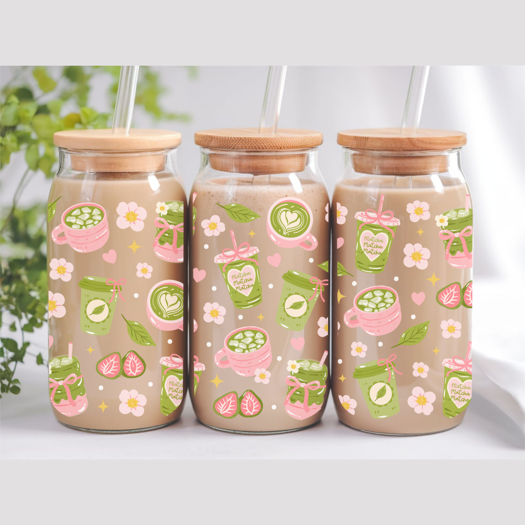 Verre à café glacé 16 oz avec motifs verres matcha verts et roses, incluant un couvercle en bambou et une paille en verre.