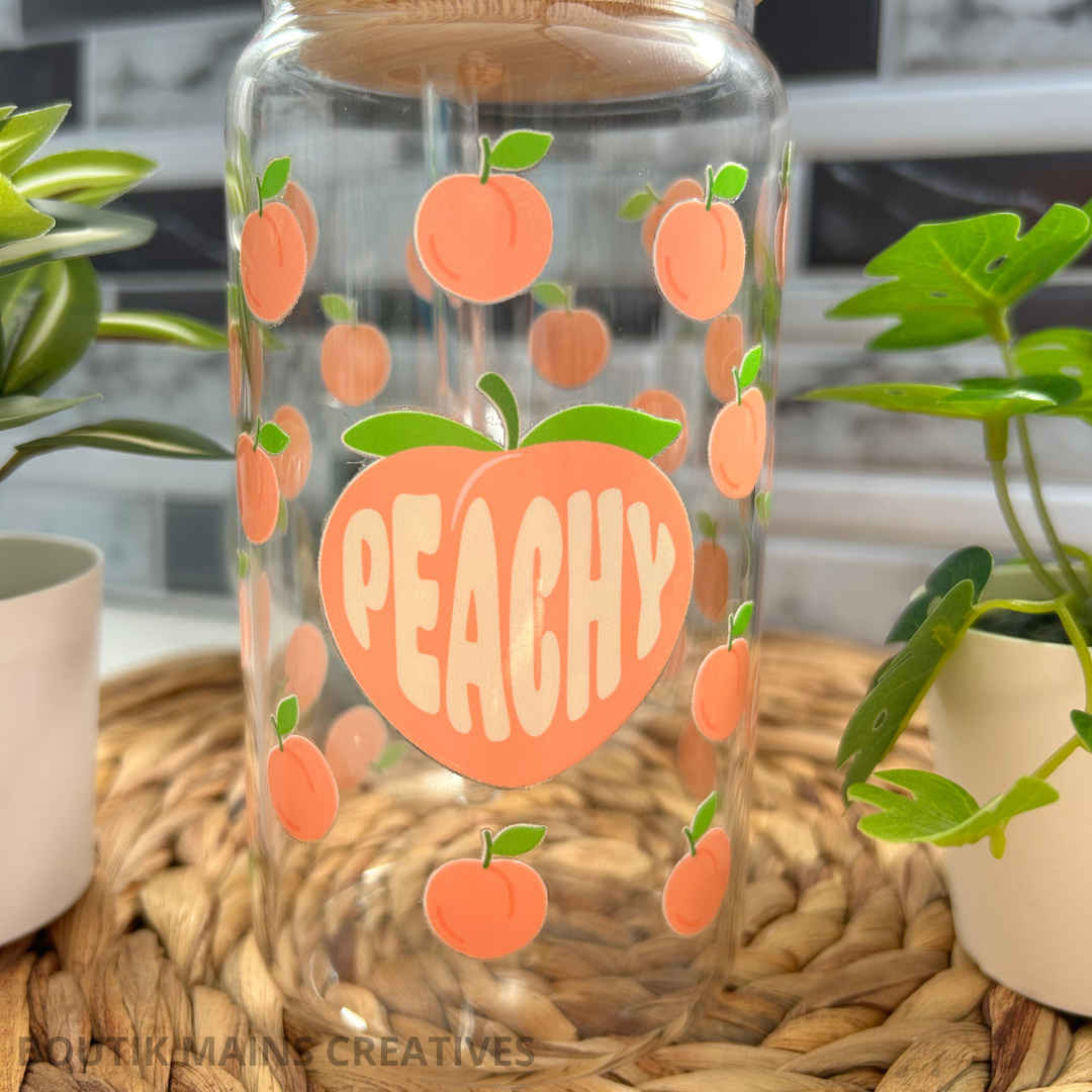 Verre à café glacé 16 oz avec motifs de pêches oranges et l'inscription "Peachy", incluant un couvercle en bambou
