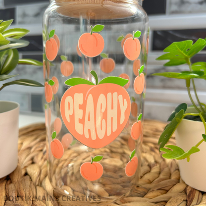 Verre à café glacé 16 oz avec motifs de pêches oranges et l'inscription "Peachy", incluant un couvercle en bambou