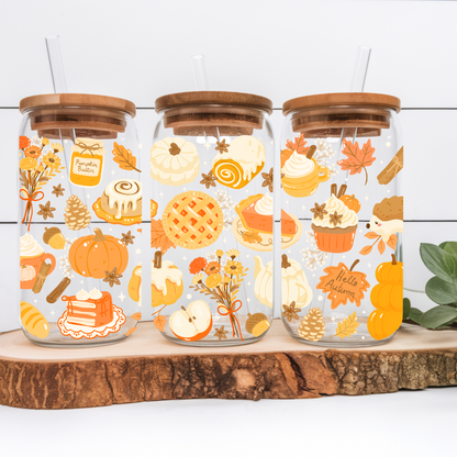 Verre à café glacé Libbey 16 oz avec motifs de citrouilles, desserts gourmands et fleurs séchées dans des tons chauds d'automne.