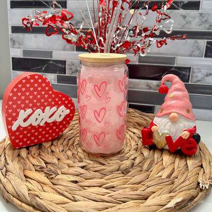 Verre à café glacé Libbey 16 oz transparent avec motifs de cœurs roses et cœurs effet tissu, incluant couvercle en bambou et paille en verre.