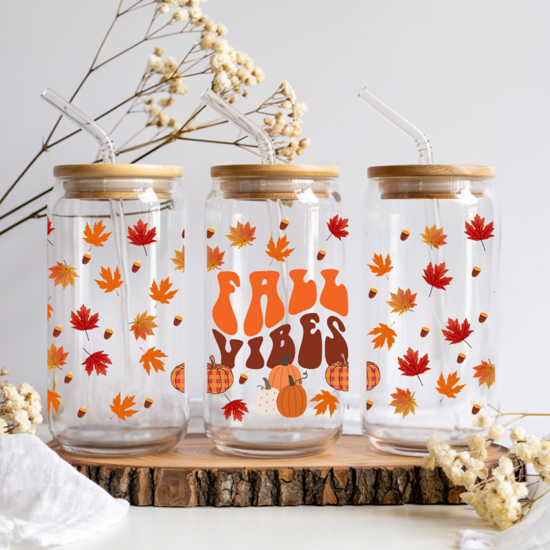 Verre à café glacé Libbey 16 oz transparent avec motifs de feuilles d'automne colorées et inscription Fall Vibes, avec couvercle en bambou.