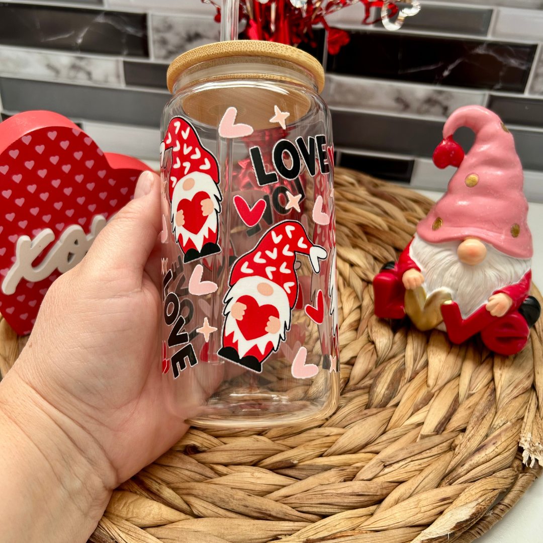 Verre à café glacé Libbey 16 oz transparent avec motifs de gnomes de la Saint-Valentin tenant des cœurs, incluant un couvercle en bambou et une paille en verre.