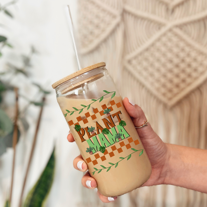 Verre à café glacé Libbey 16 oz avec motifs botaniques rétro de feuilles de Monstera et inscription Plant Mom, incluant couvercle en bambou et paille en verre.