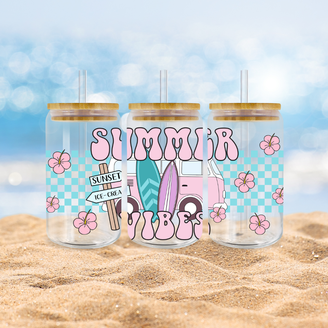 Verre à café glacé Libbey 16 oz avec design Summer Vibes comprenant un van vintage, des planches de surf et des fleurs tropicales dans des tons pastels.