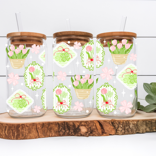 Verre à café glacé 16 oz avec motifs de trèfles verts à rubans roses et tulipes, incluant un couvercle en bambou et une paille.