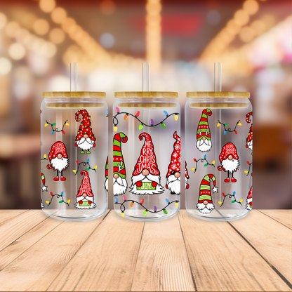 Verre transparent 16 oz avec couvercle de bambou et paille de verre au thème de Noël, décoré de gnomes de Noël entourés de lumières de Noël