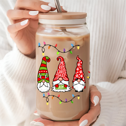 Verre transparent 16 oz avec couvercle de bambou et paille de verre au thème de Noël, décoré de gnomes de Noël entourés de lumières de Noël