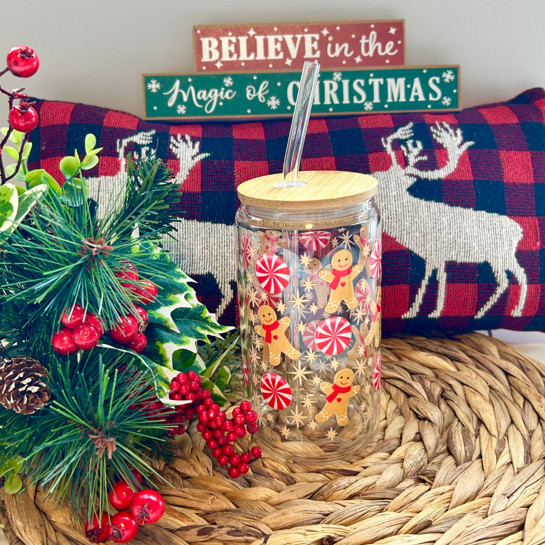 Verre transparent 16 oz avec couvercle de bambou et paille de verre au thème de Noël, décoré de bonbons rouge et blanc et de pains d'épices.