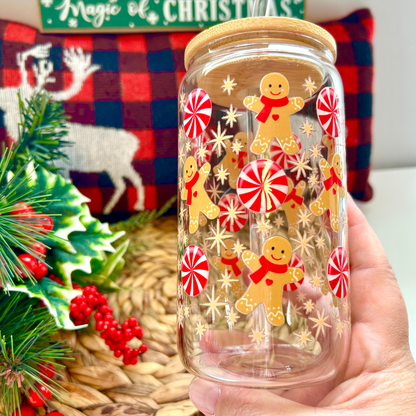 Verre transparent 16 oz avec couvercle de bambou et paille de verre au thème de Noël, décoré de bonbons rouge et blanc et de pains d'épices.