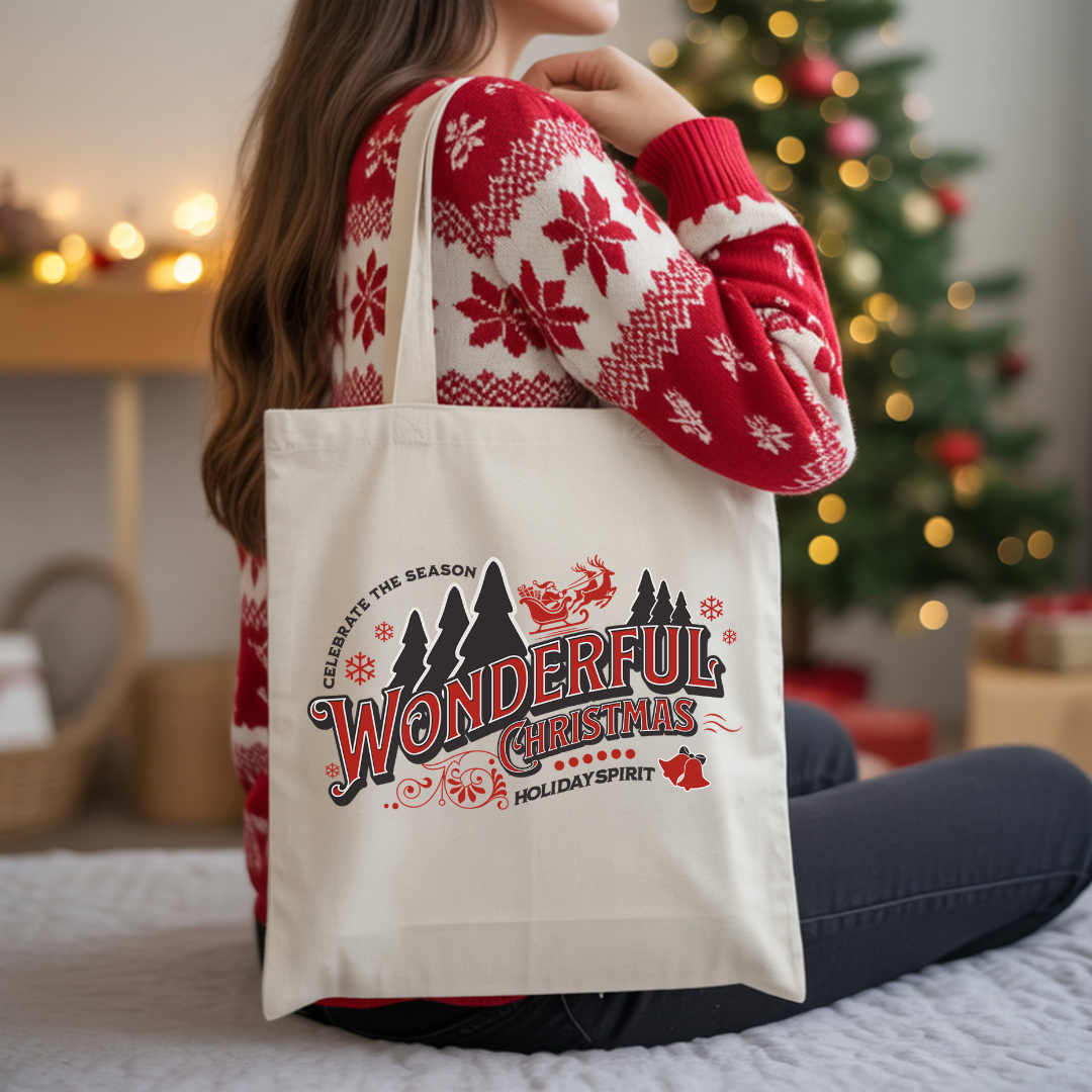Femme portant à l'épaule un Tote bag 15 x 16 pouces en coton naturel avec design rétro rouge et noir “Wonderful Christmas''.